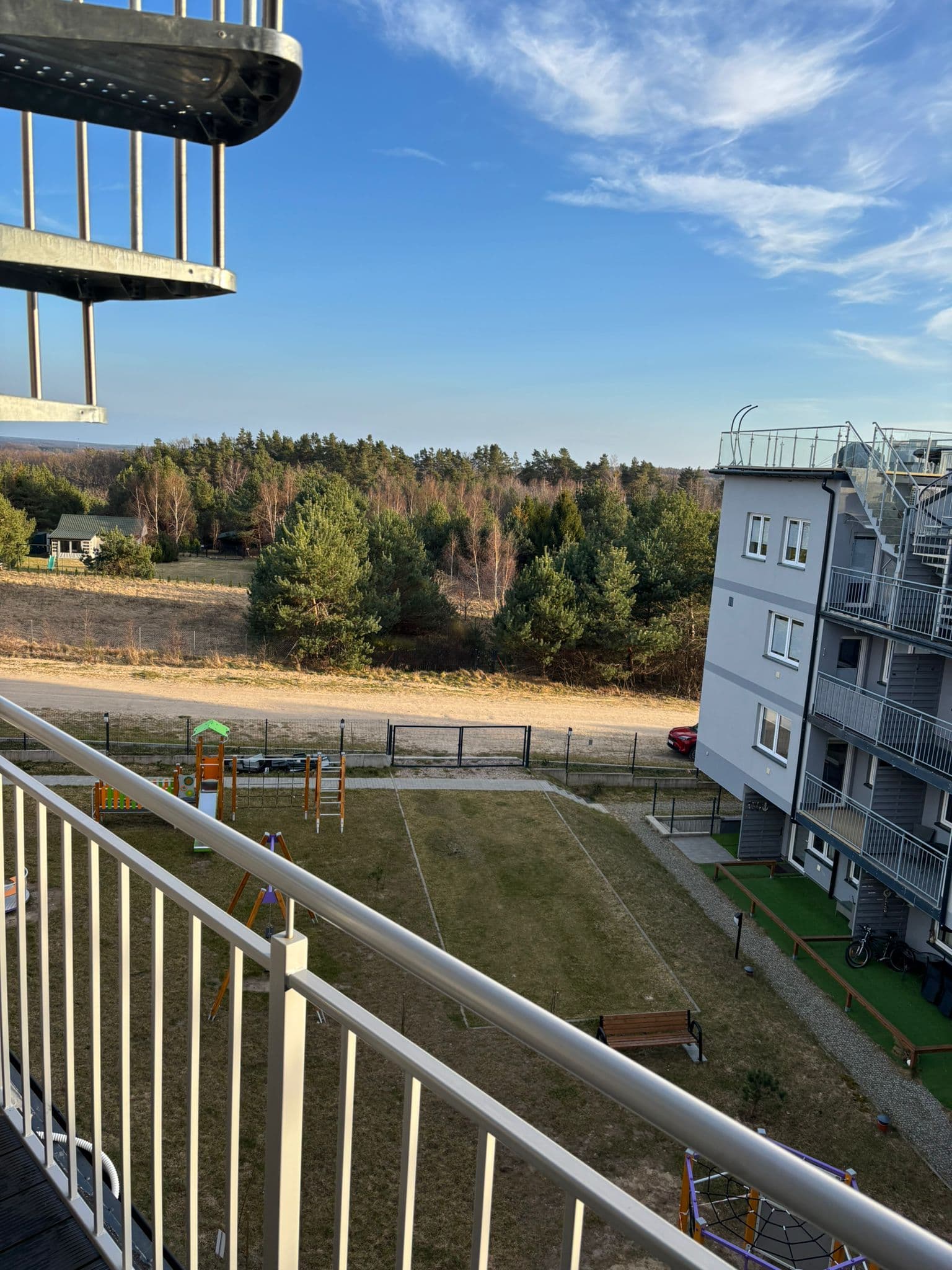 Balkon — widok na plac zabaw